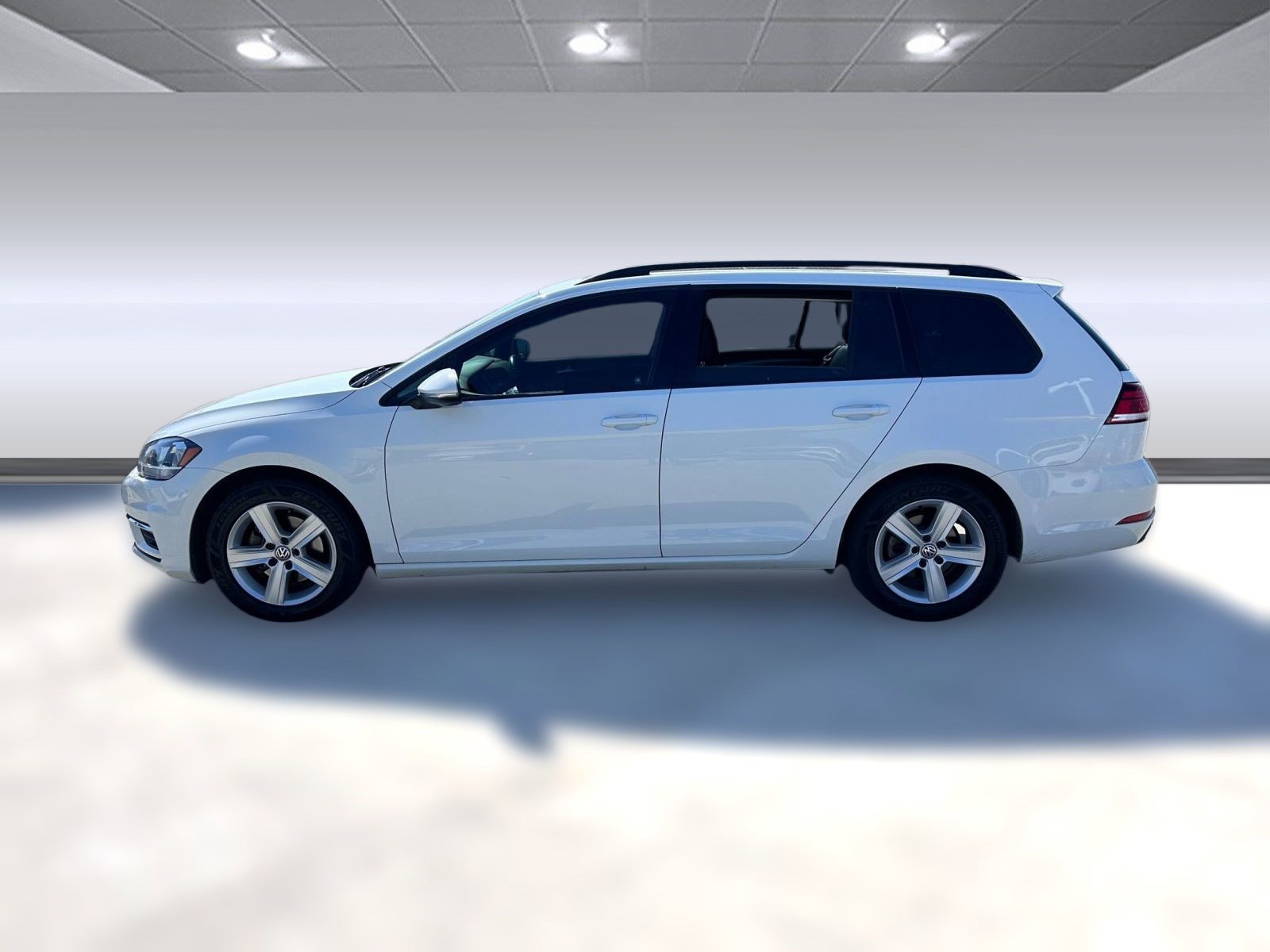2018 Volkswagen Golf SportWagen SE photo 2