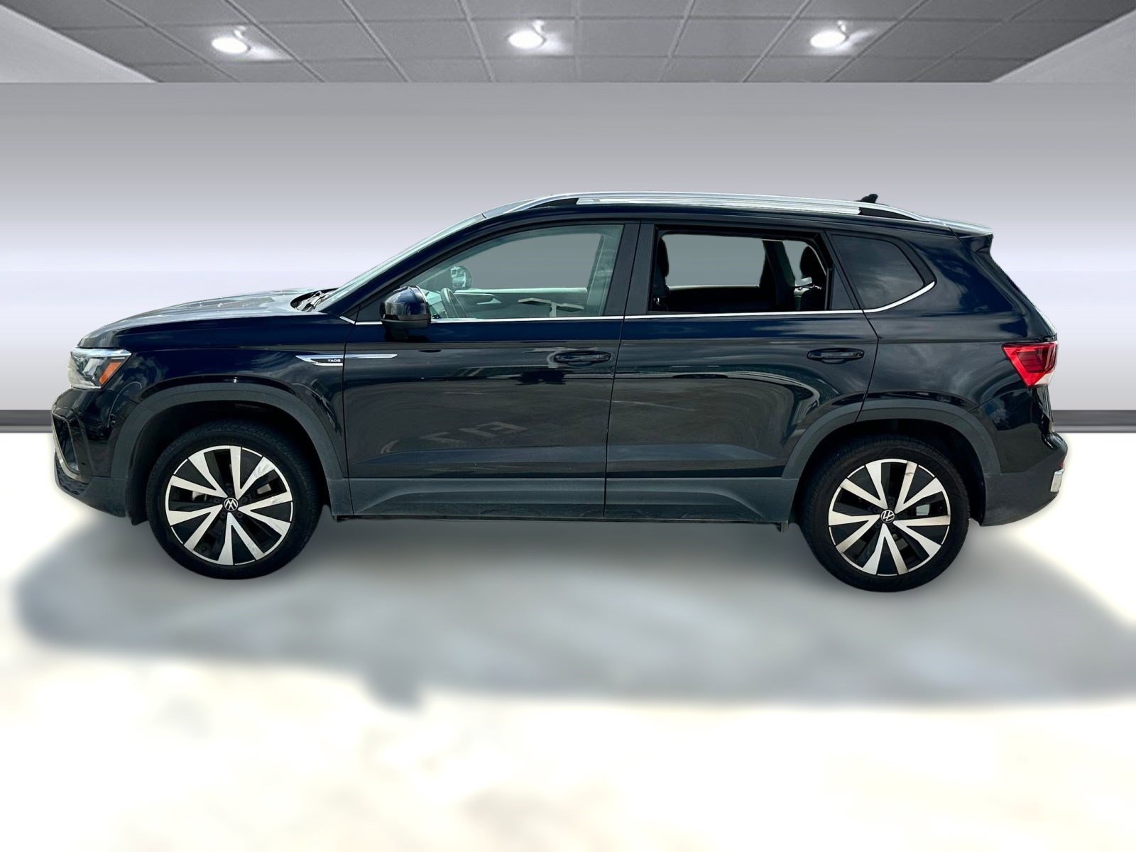 2022 Volkswagen Taos SE photo 2