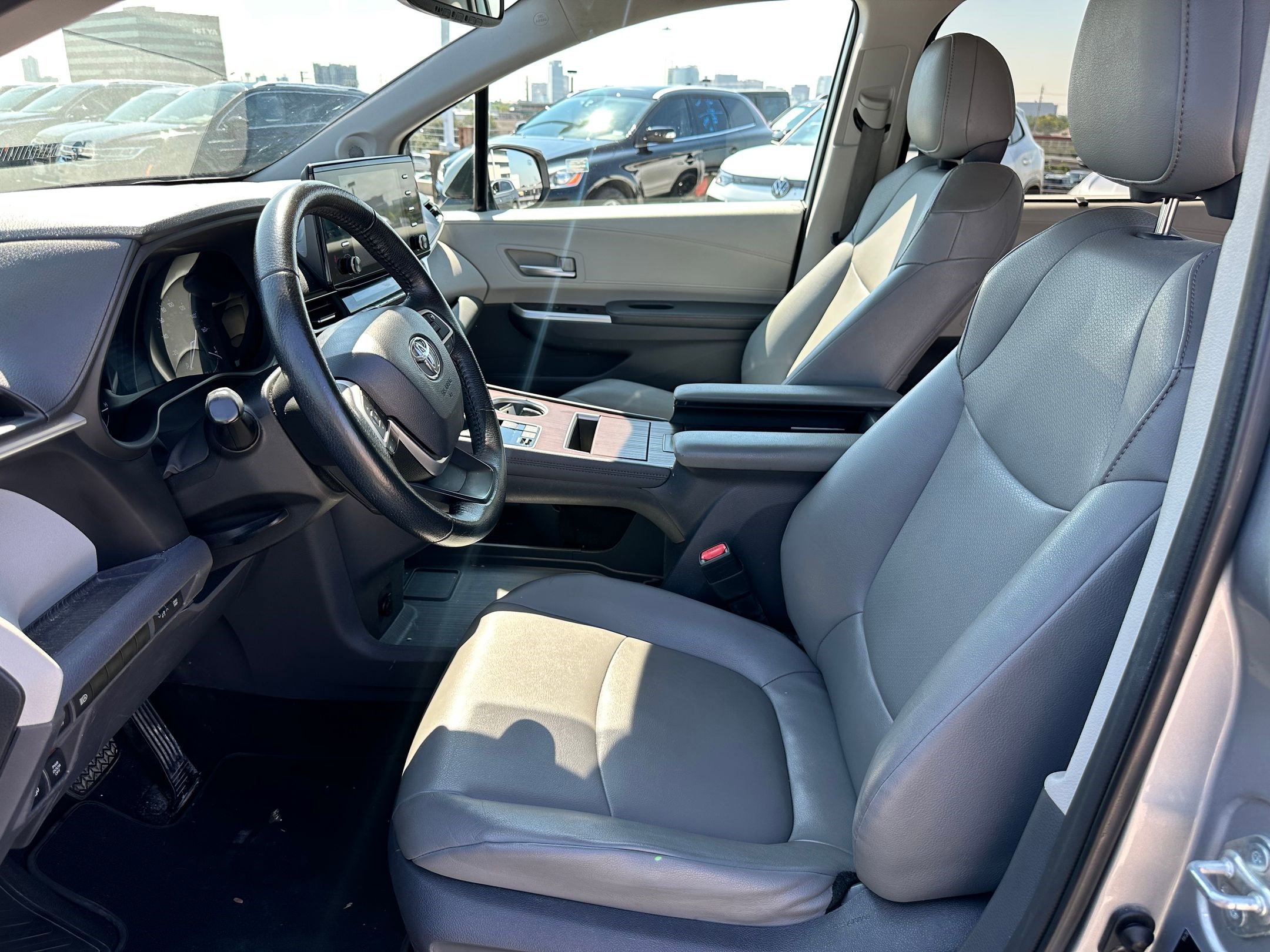 2021 Toyota Sienna XLE photo 3