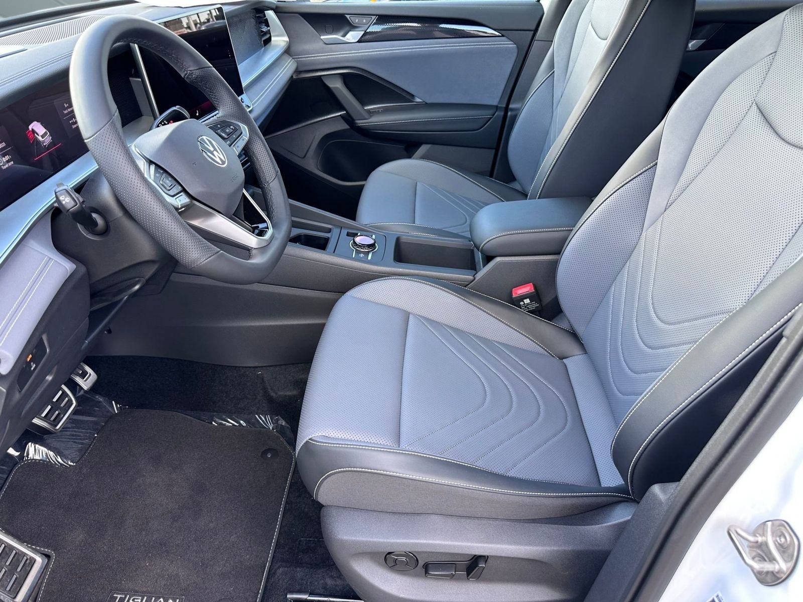 2026 Volkswagen Tiguan SE R-Line Black photo 4