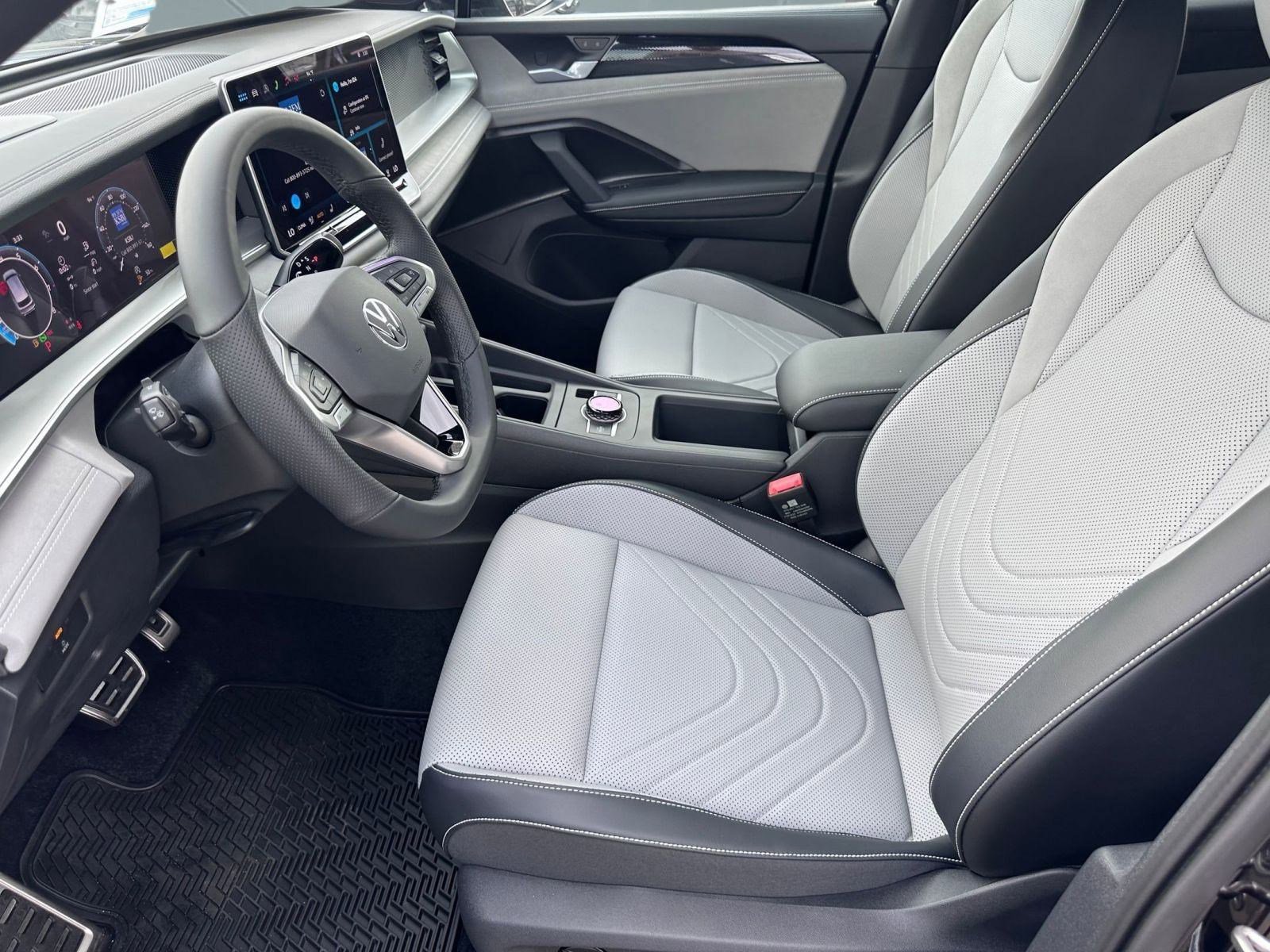 2026 Volkswagen Tiguan SE R-Line Black photo 4