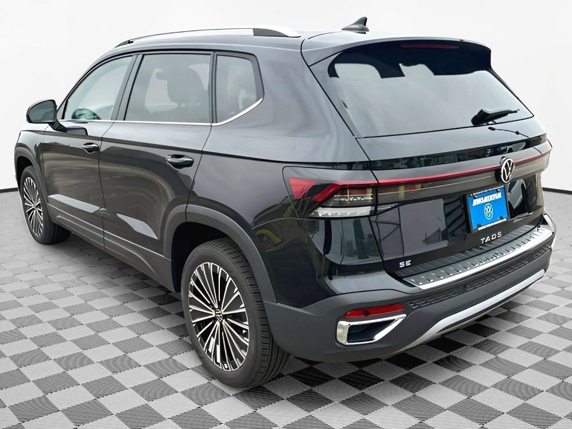 2025 Volkswagen Taos SE photo 3