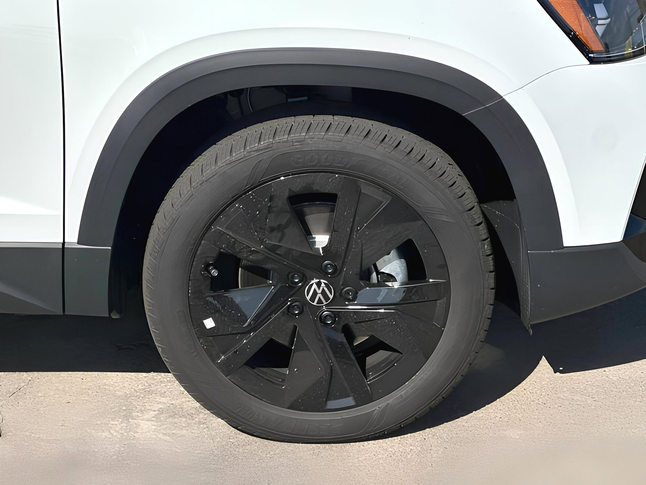 2025 Volkswagen Taos SE photo 4