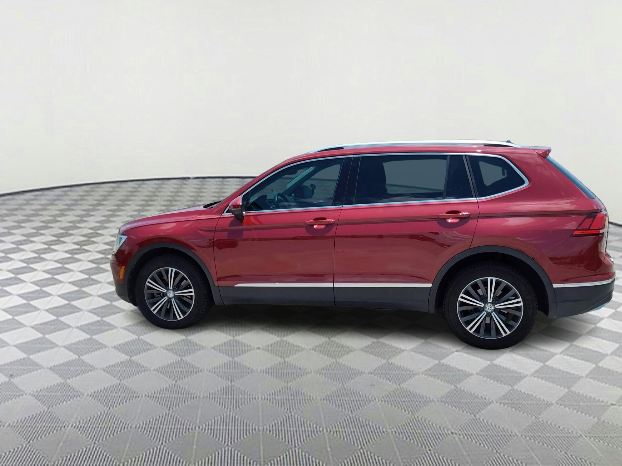 2019 Volkswagen Tiguan SEL photo 4