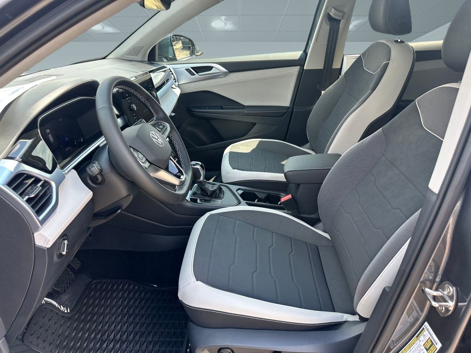 2025 Volkswagen Taos SE photo 2