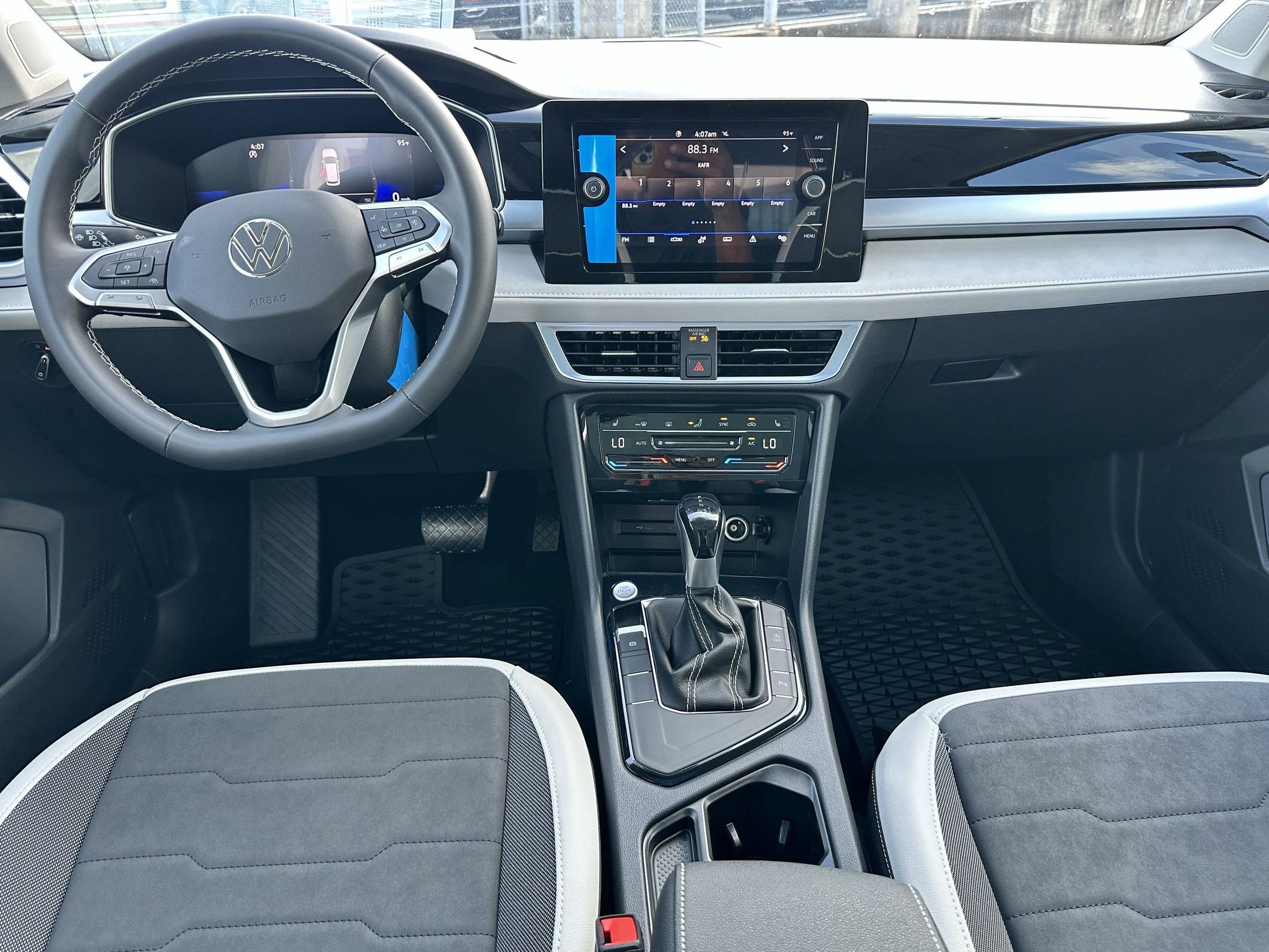 2025 Volkswagen Taos SE photo 4