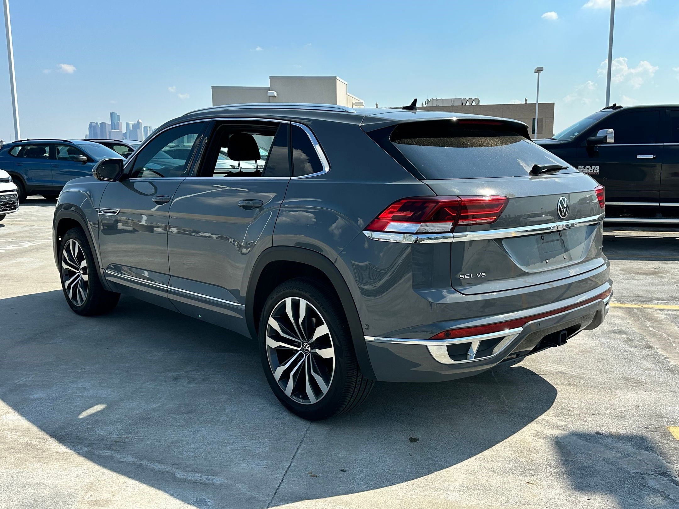 2023 Volkswagen Atlas Cross Sport V6 SEL Premium R-Line photo 2