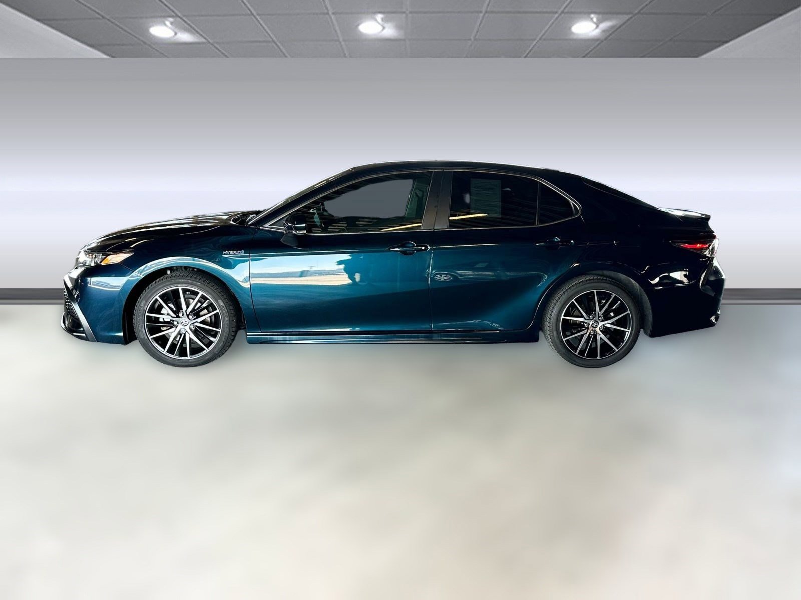 2021 Toyota Camry Hybrid SE photo 2