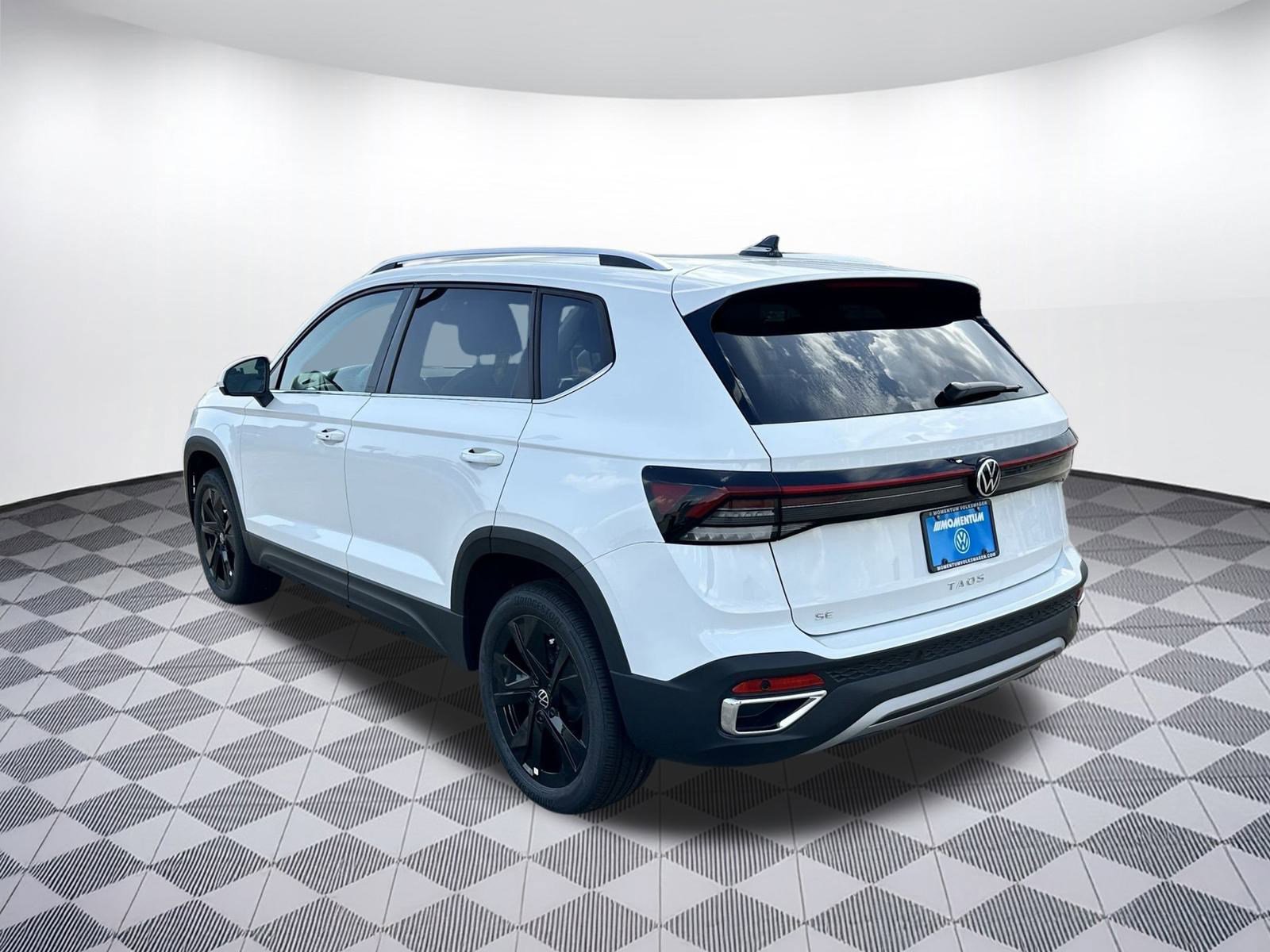 2025 Volkswagen Taos SE photo 3