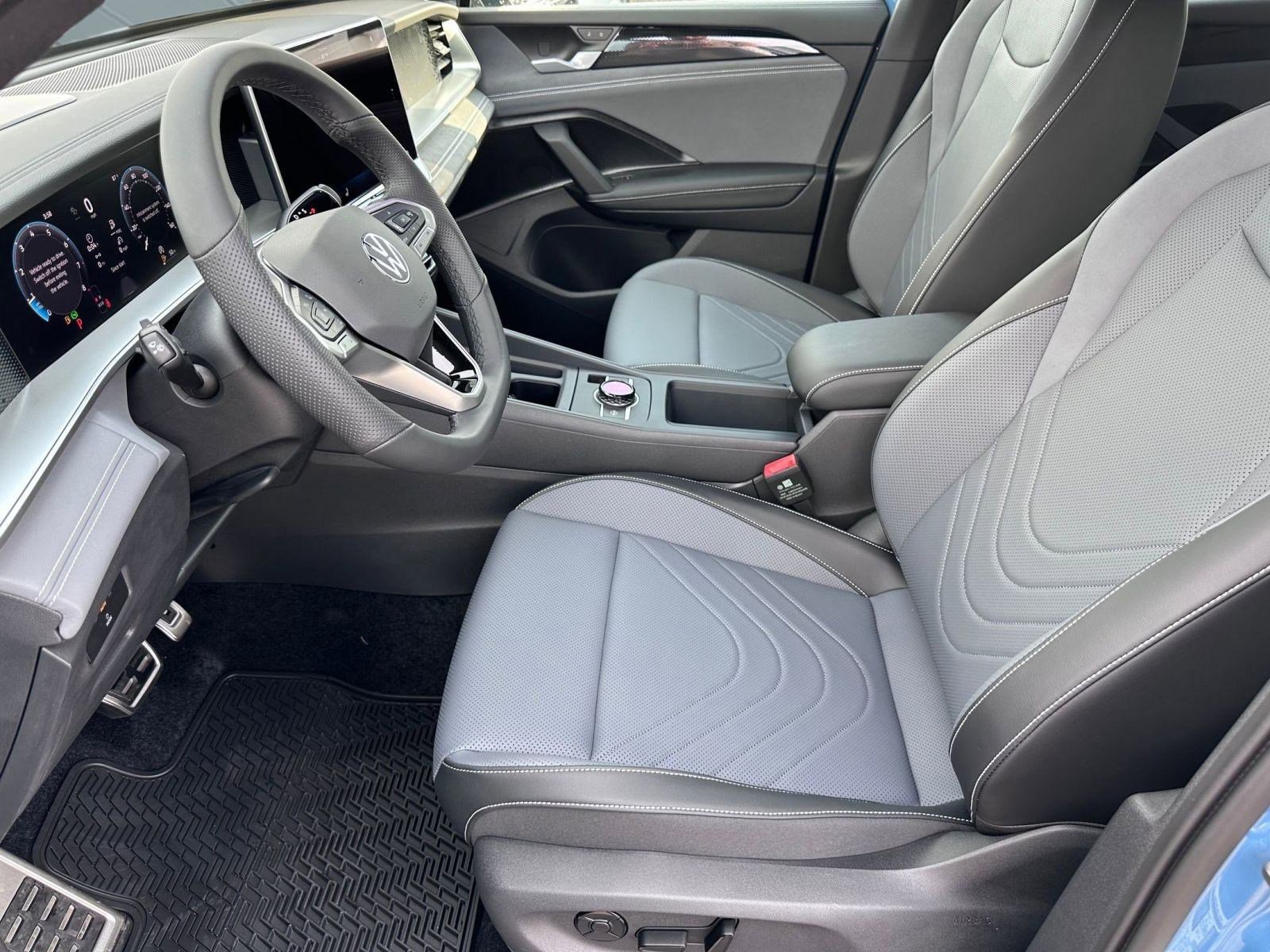 2026 Volkswagen Tiguan SE R-Line Black photo 4