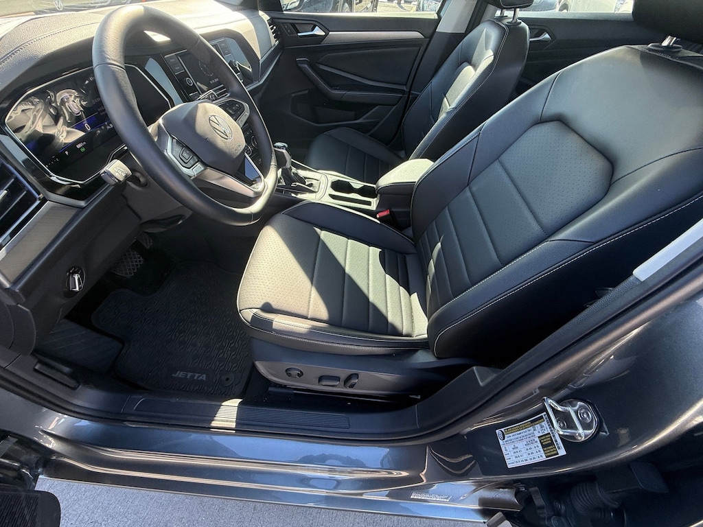 Used 2023 Volkswagen Jetta SE Sedan