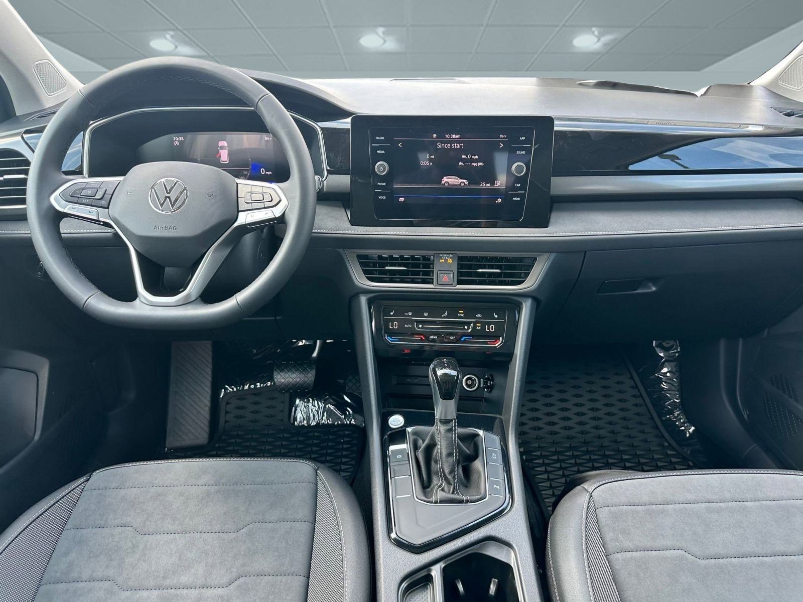 2025 Volkswagen Taos SE photo 3