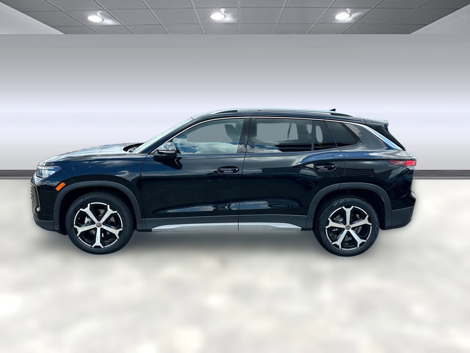 2025 Volkswagen Tiguan SE photo 2