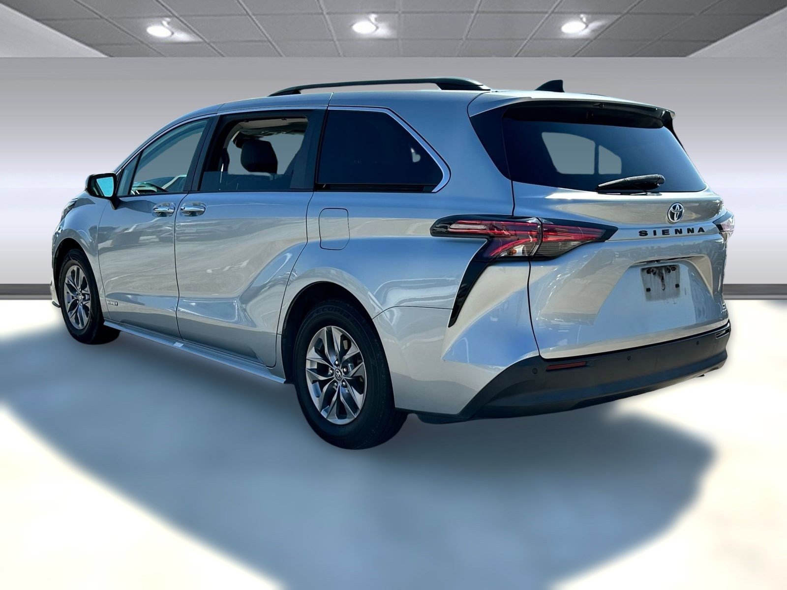 2021 Toyota Sienna XLE photo 3