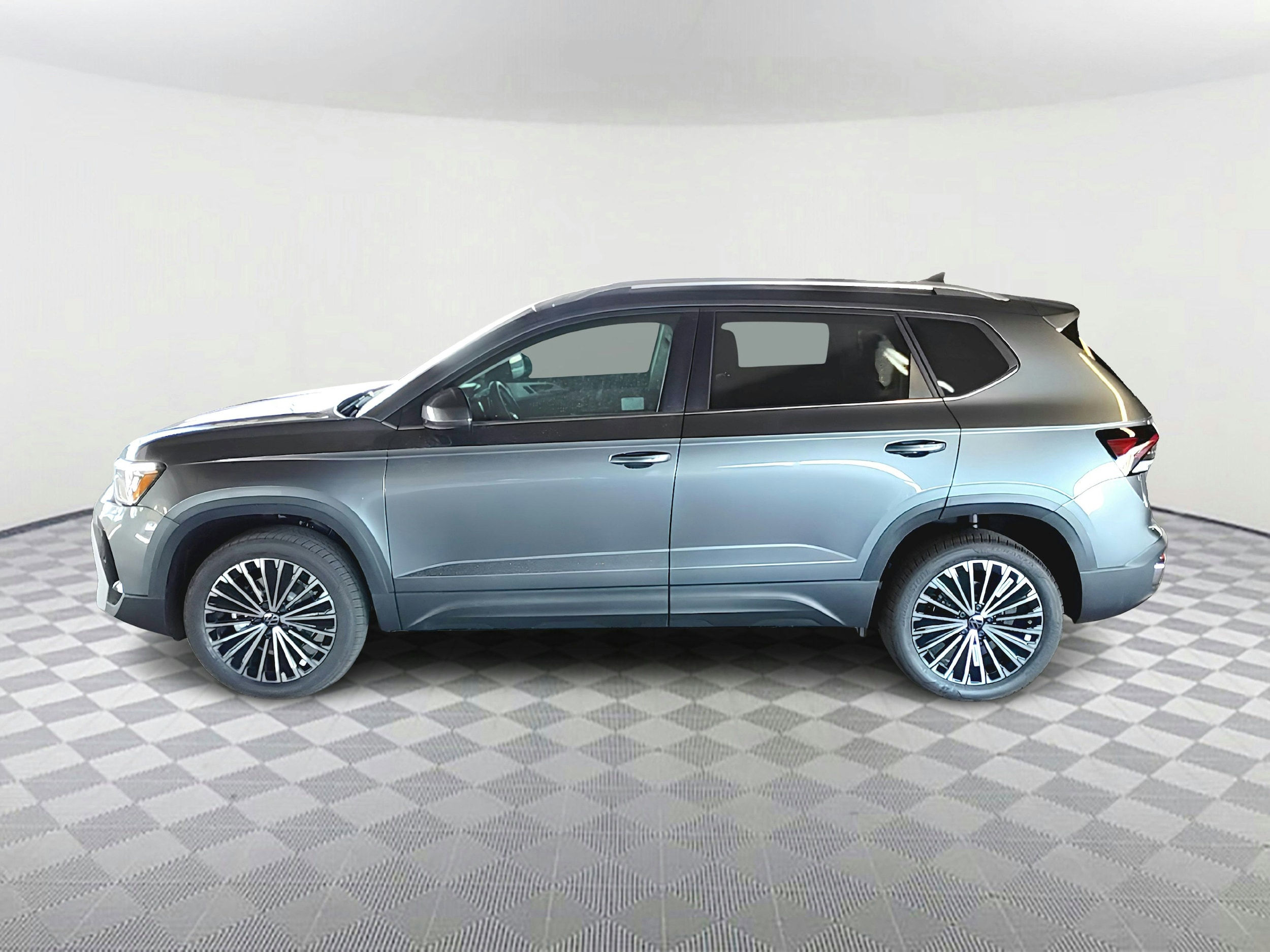 2025 Volkswagen Taos SE photo 4