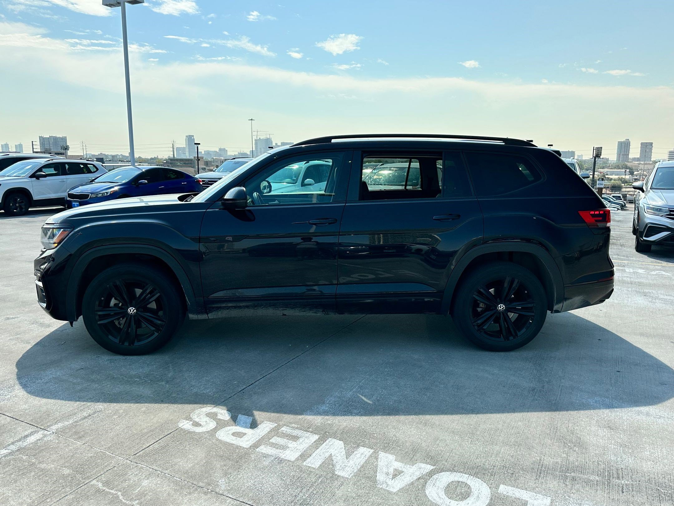2022 Volkswagen Atlas V6 SEL R-Line photo 2