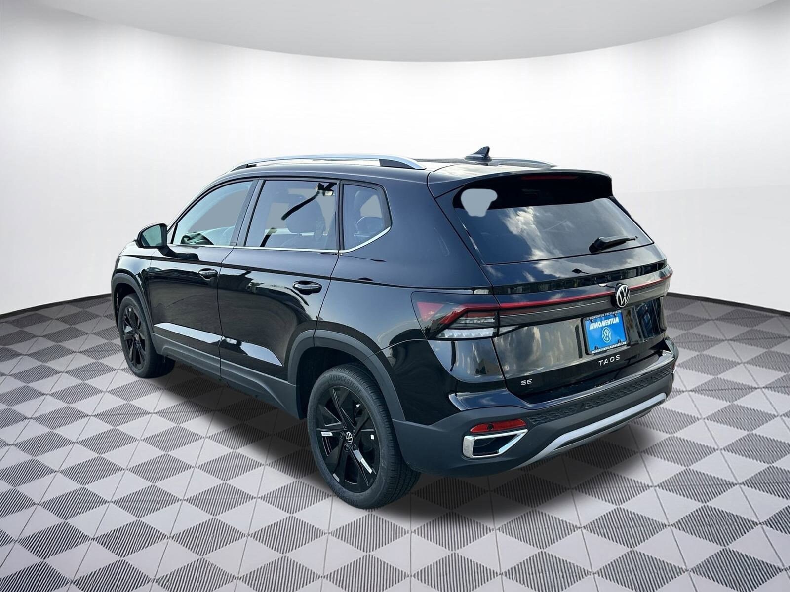 2025 Volkswagen Taos SE photo 3