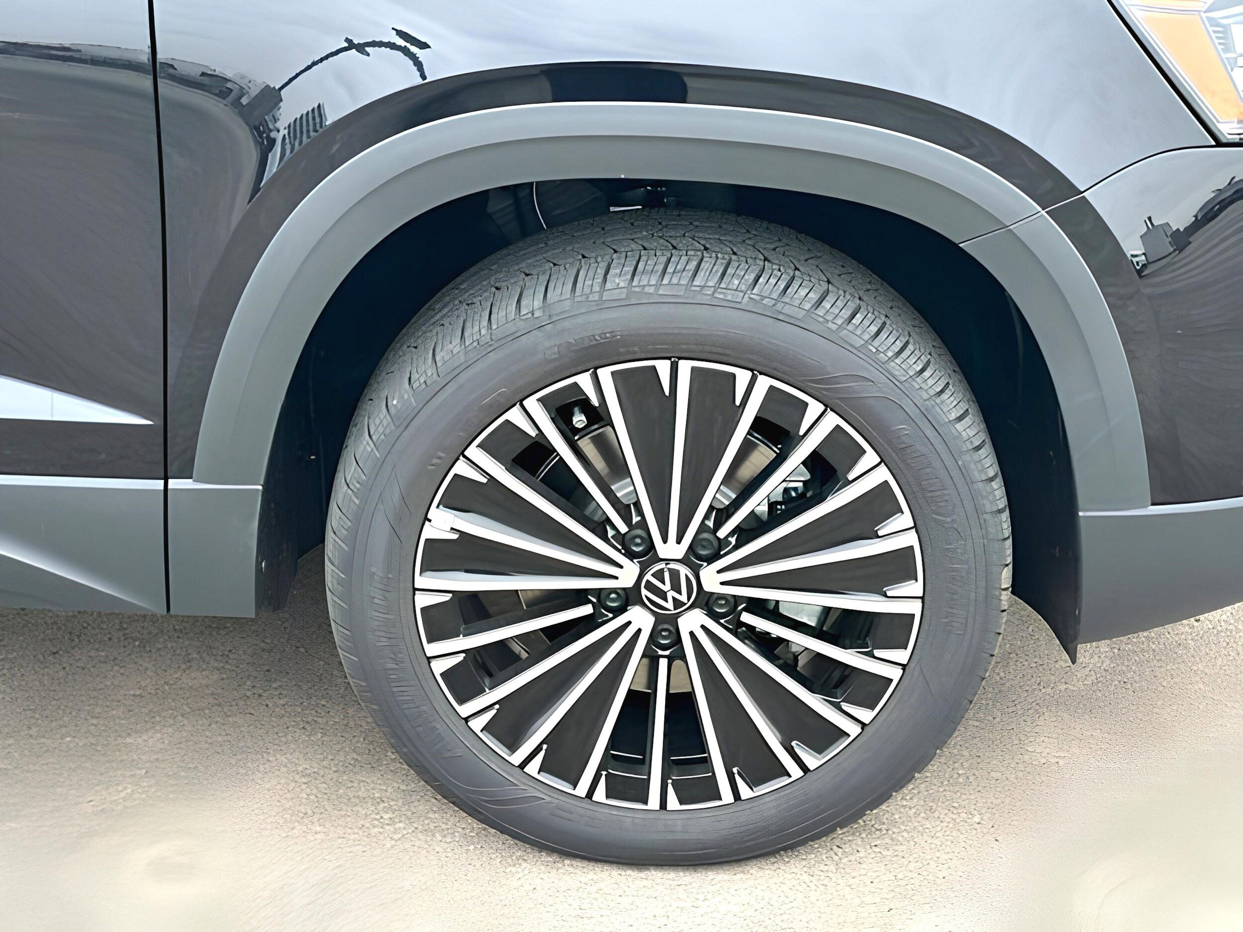 2025 Volkswagen Taos SE photo 4