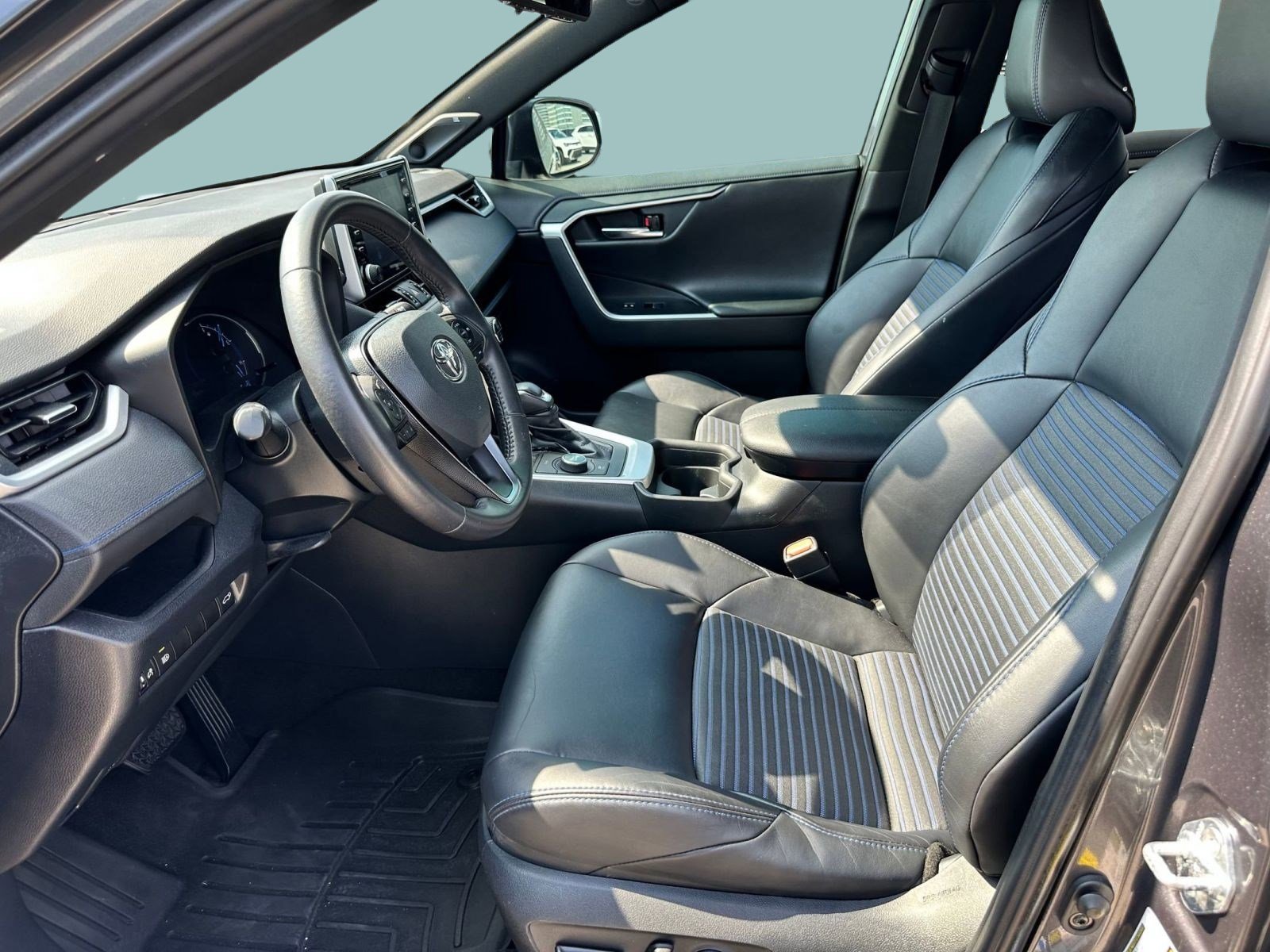 2019 Toyota RAV4 Hybrid XSE photo 4