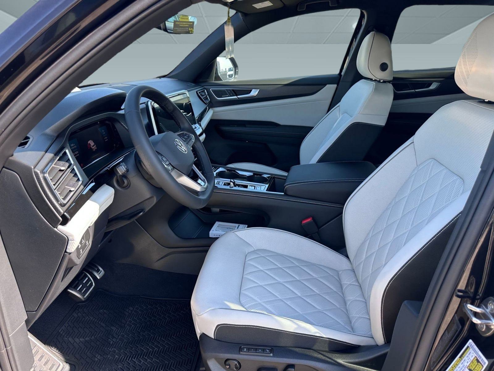 2026 Volkswagen Atlas Cross Sport SEL Premium R-Line photo 4