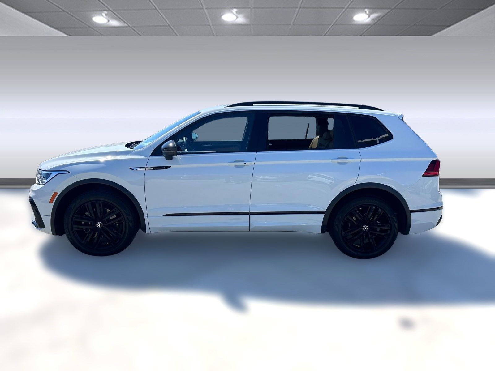 2022 Volkswagen Tiguan SE R-Line Black photo 2