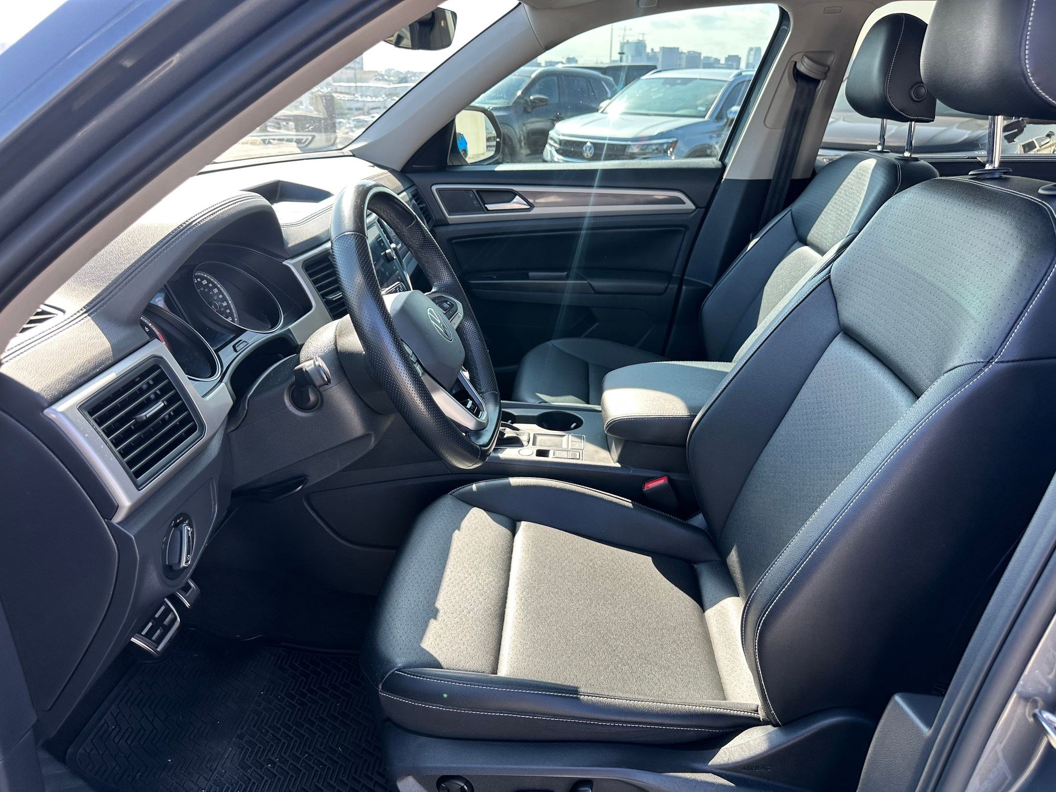2021 Volkswagen Atlas V6 SE Technology R-Line photo 4
