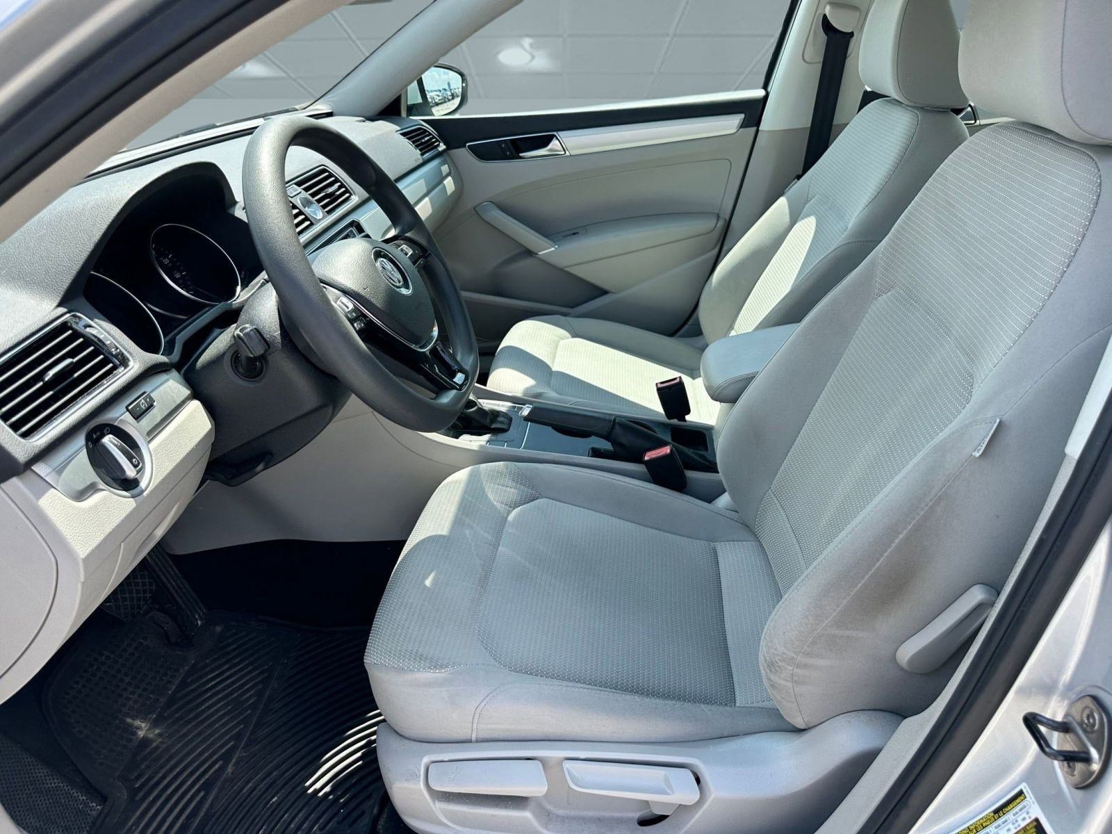 2017 Volkswagen Passat S photo 4