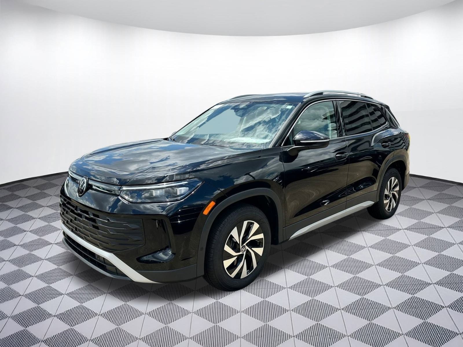 2025 Volkswagen Tiguan S photo 2