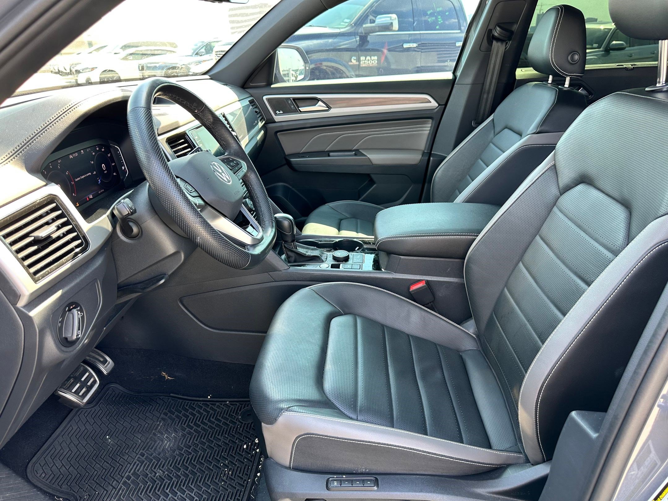 2023 Volkswagen Atlas Cross Sport V6 SEL Premium R-Line photo 3