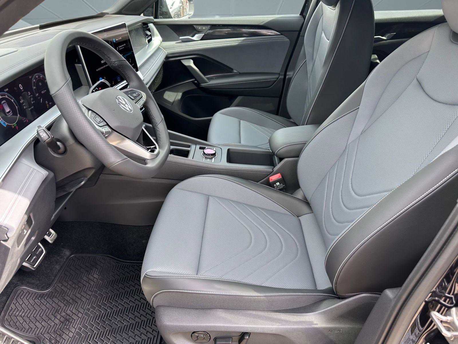 2026 Volkswagen Tiguan SE R-Line Black photo 3