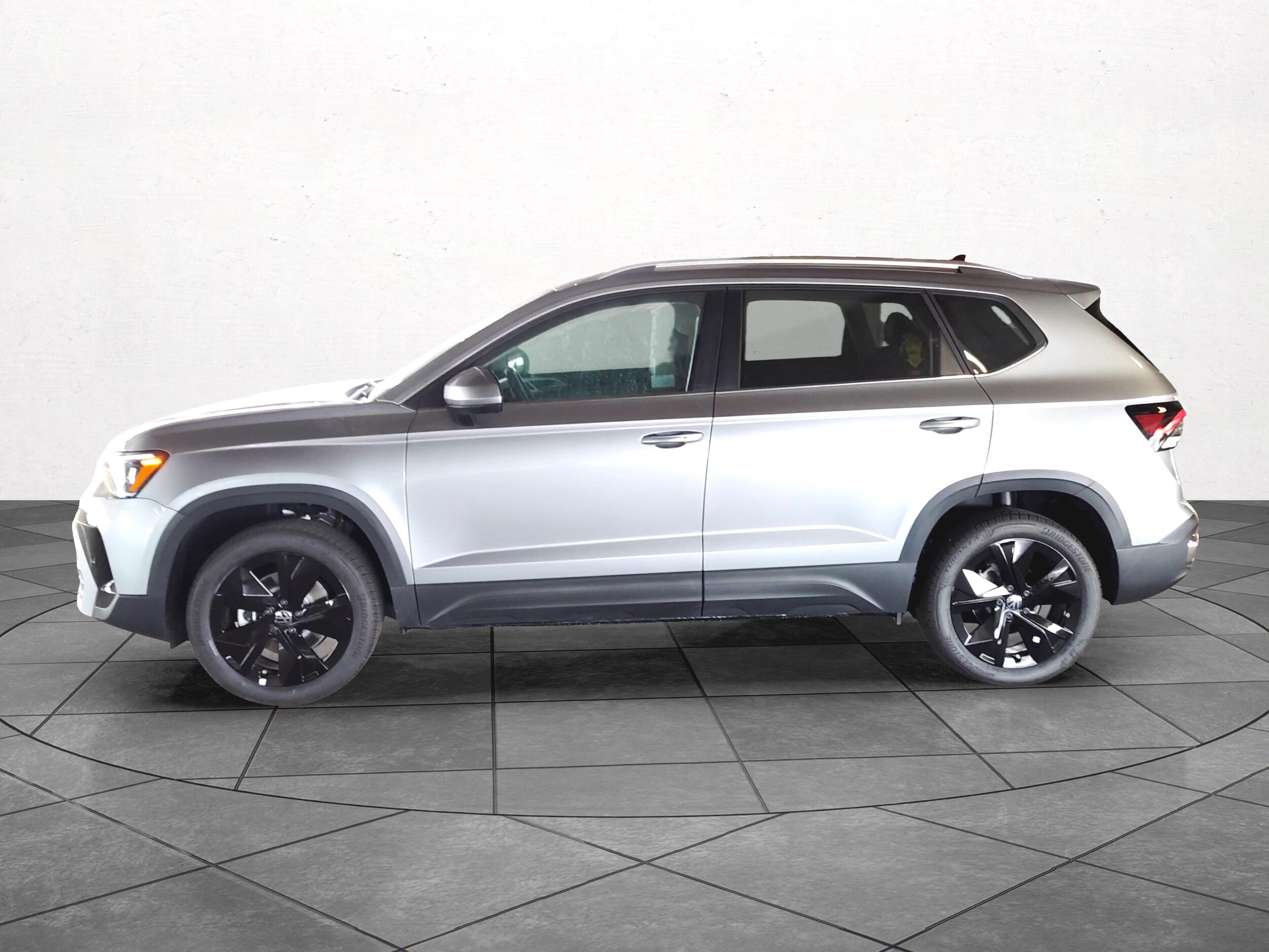 2025 Volkswagen Taos SE photo 3
