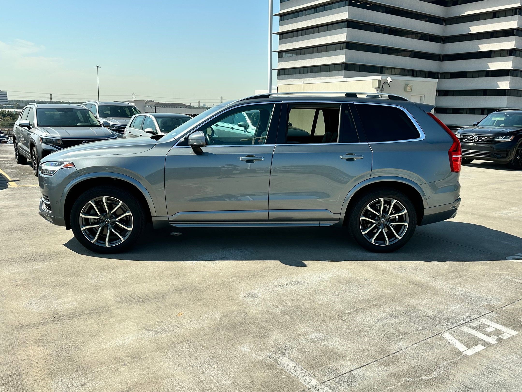 2017 Volvo XC90 T6 AWD Momentum photo 2