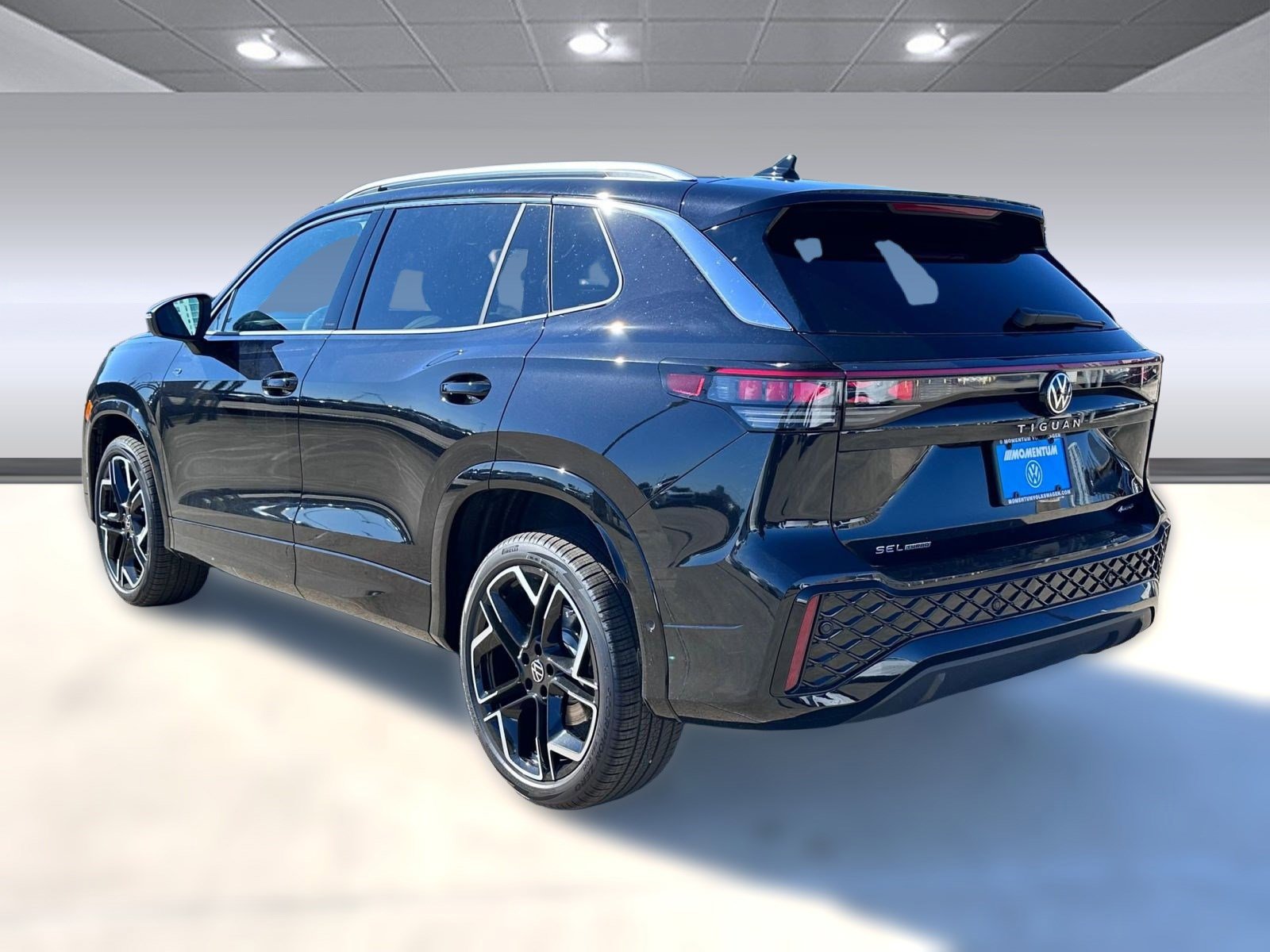 2026 Volkswagen Tiguan SEL R-Line photo 3