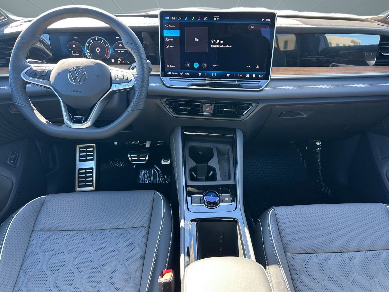 2026 Volkswagen Tiguan SEL R-Line photo 4