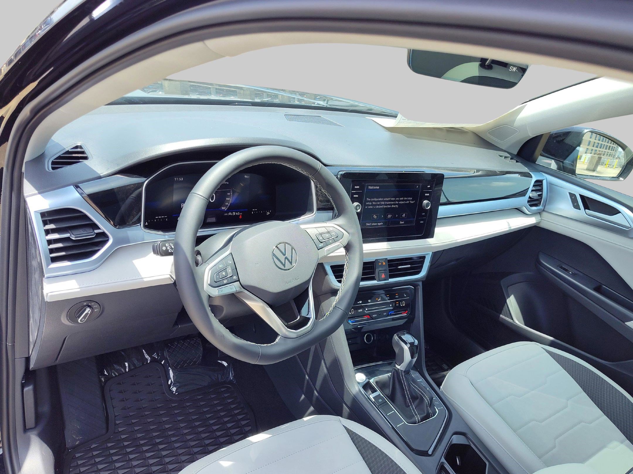 2025 Volkswagen Taos SE photo 4