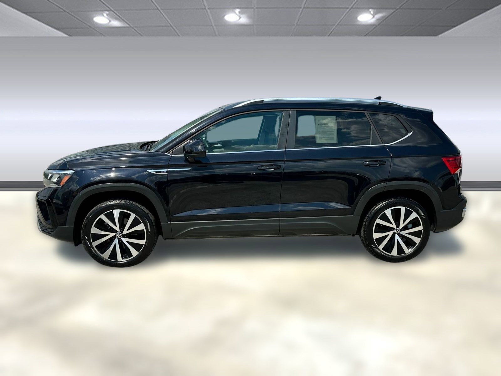 2022 Volkswagen Taos SE photo 2