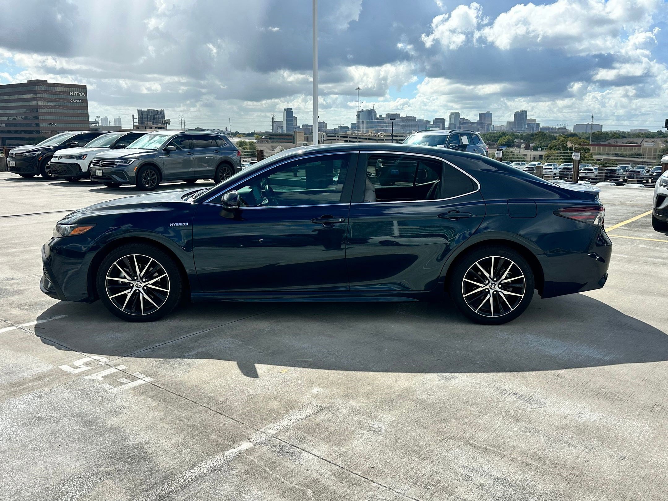 2021 Toyota Camry Hybrid SE photo 2
