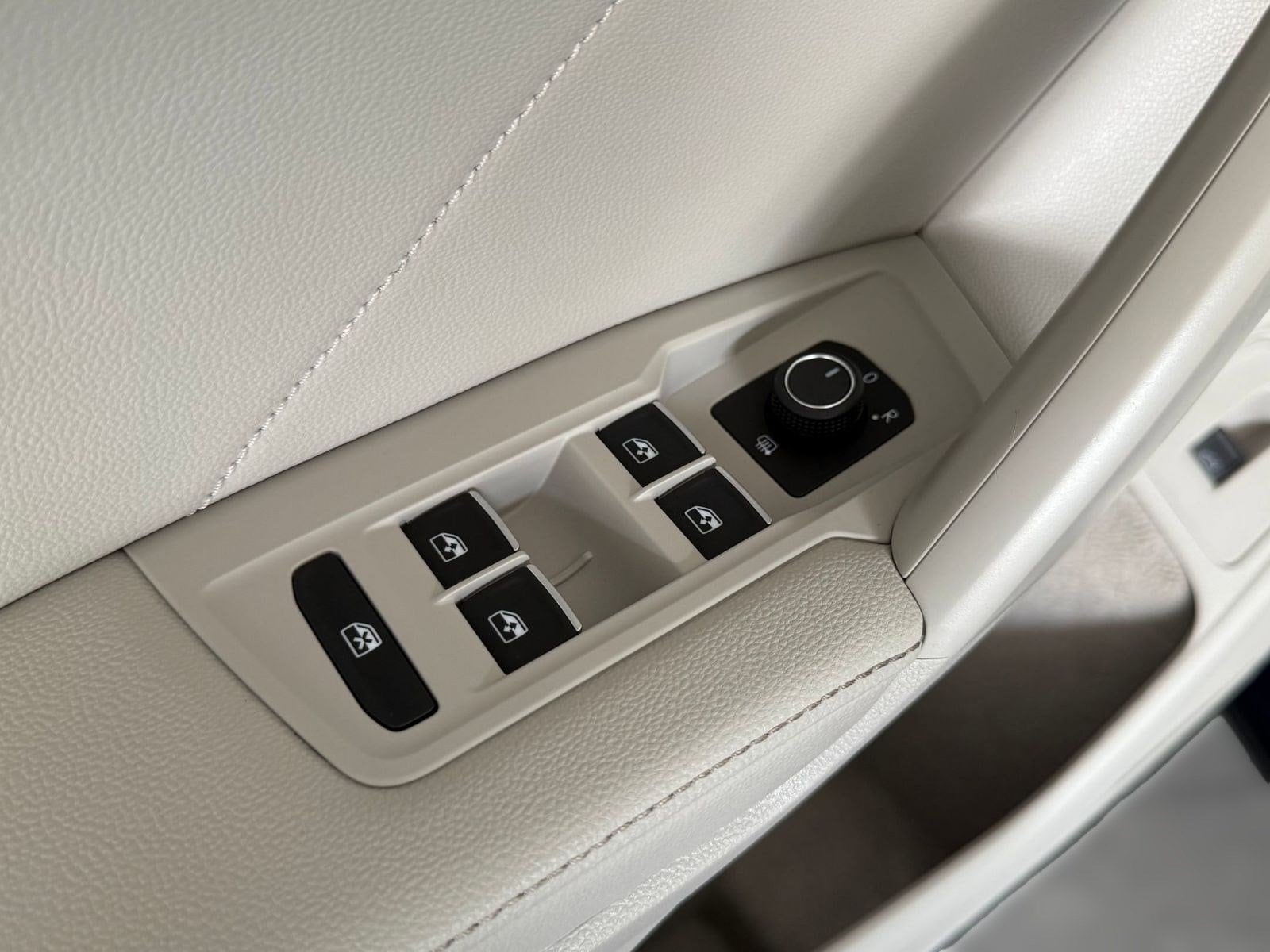 2022 Volkswagen Tiguan SE - Photo 12