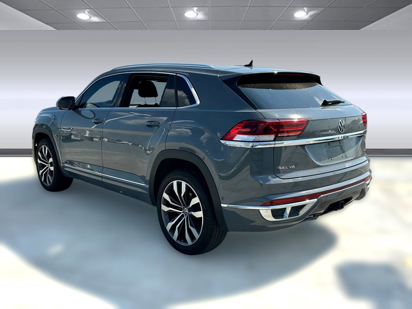 2023 Volkswagen Atlas Cross Sport V6 SEL Premium R-Line photo 2