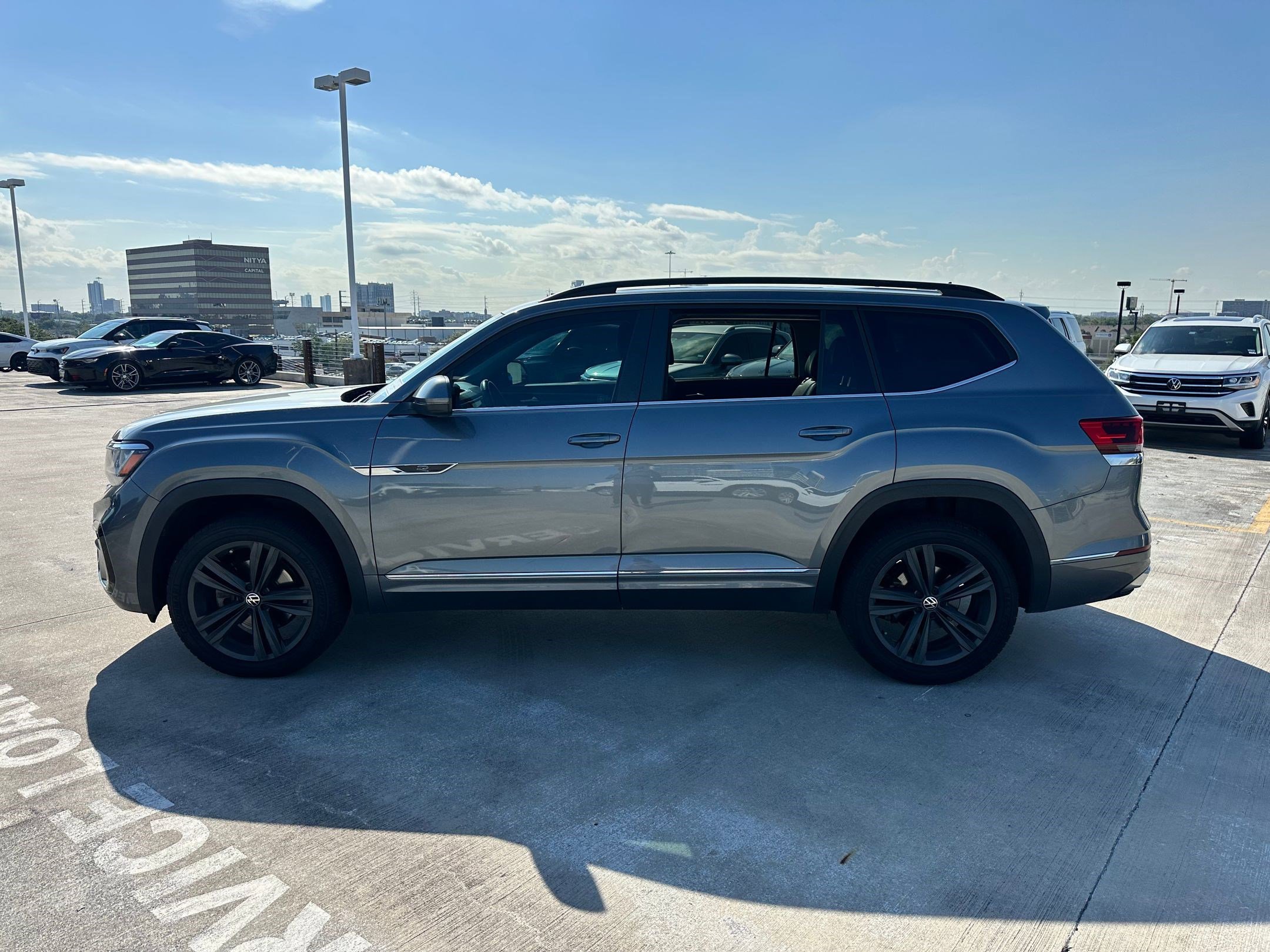 2021 Volkswagen Atlas V6 SE Technology R-Line photo 2
