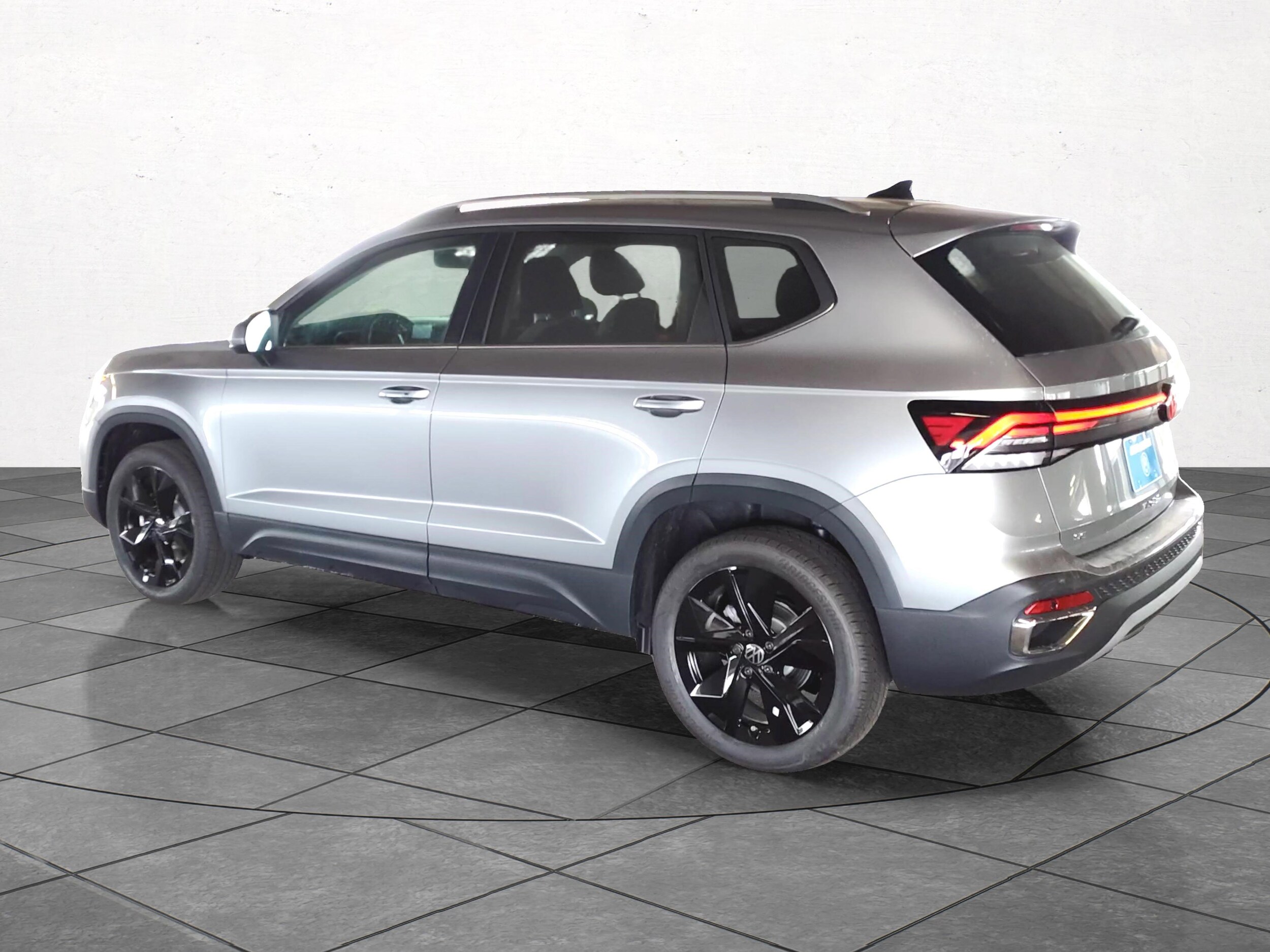 2025 Volkswagen Taos SE photo 4