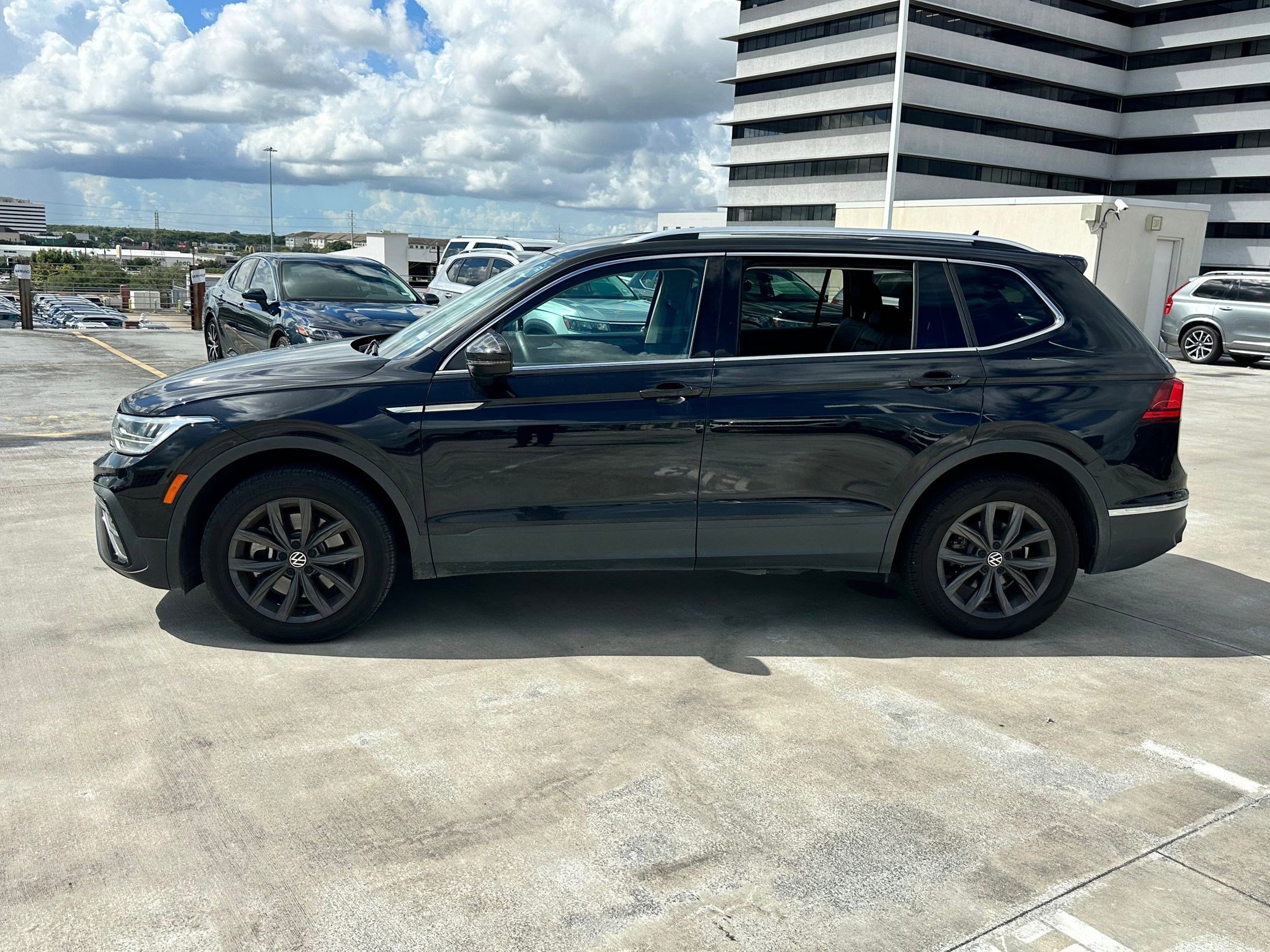 2022 Volkswagen Tiguan SE photo 2
