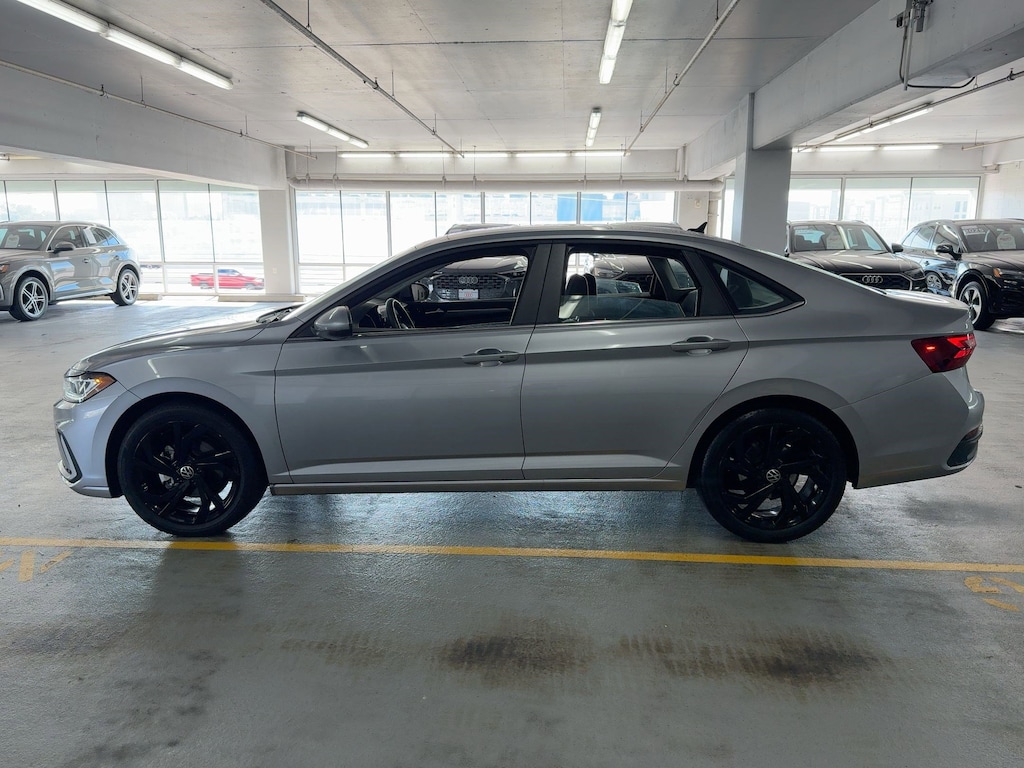 Used 2025 Volkswagen Jetta SE Sedan