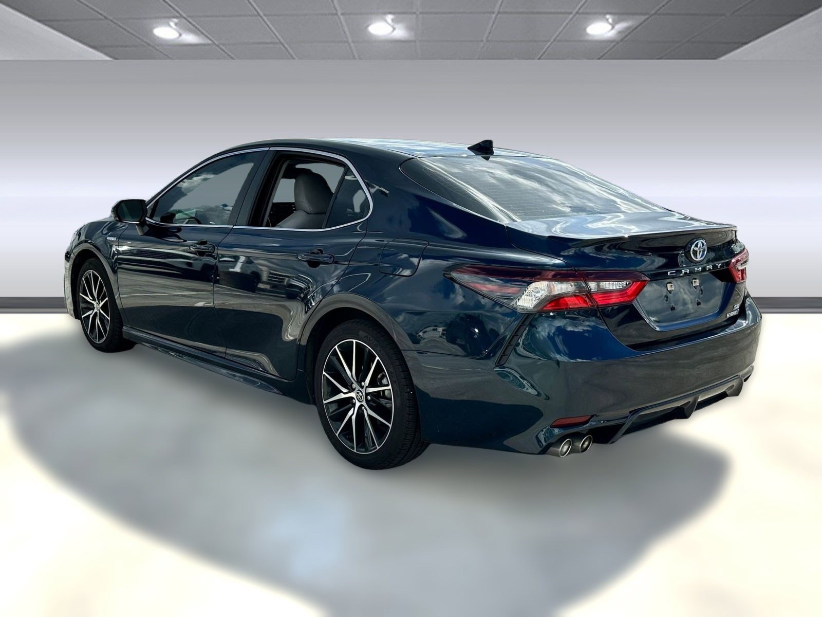 2021 Toyota Camry Hybrid SE photo 3