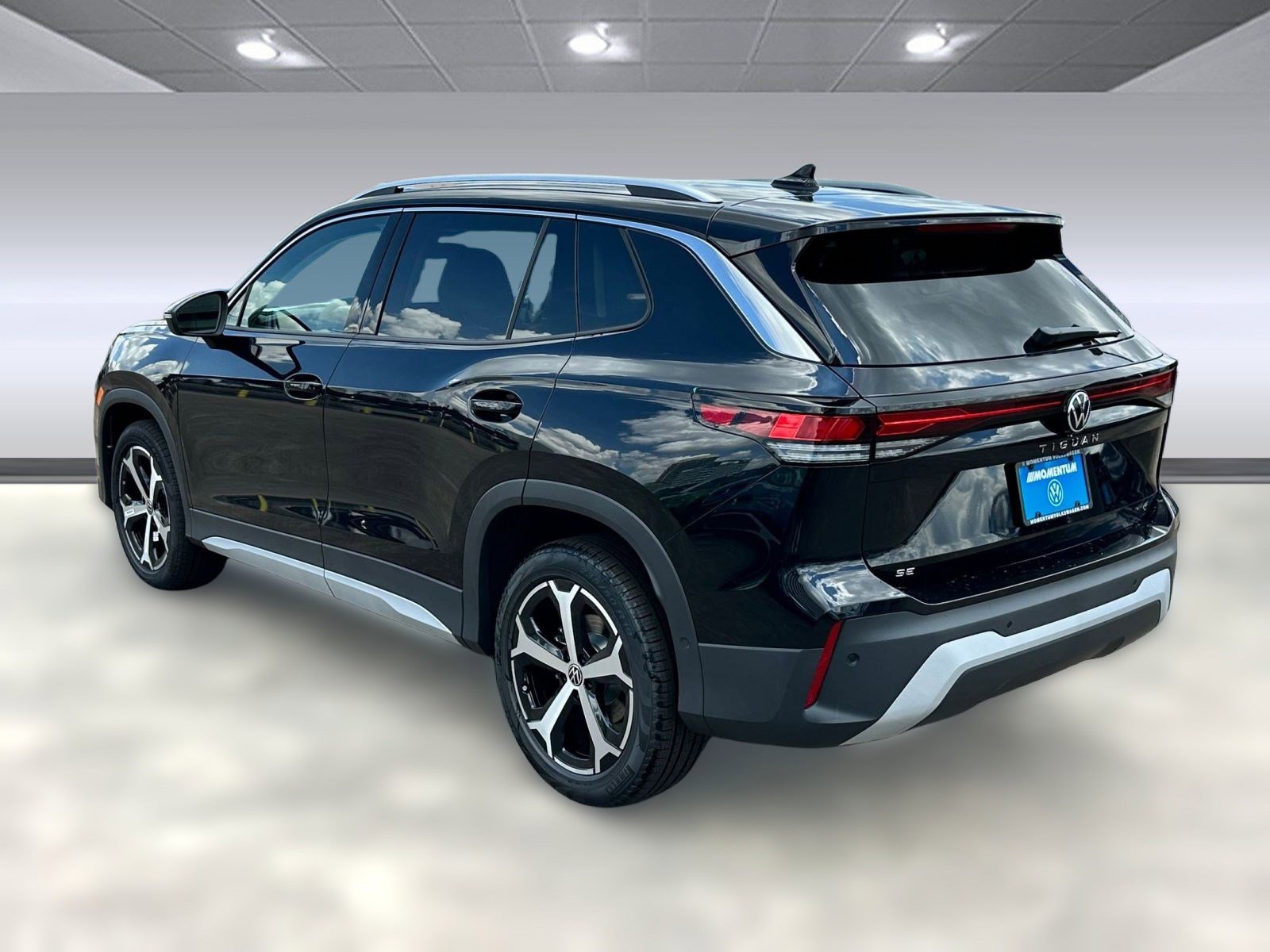 2025 Volkswagen Tiguan SE photo 3