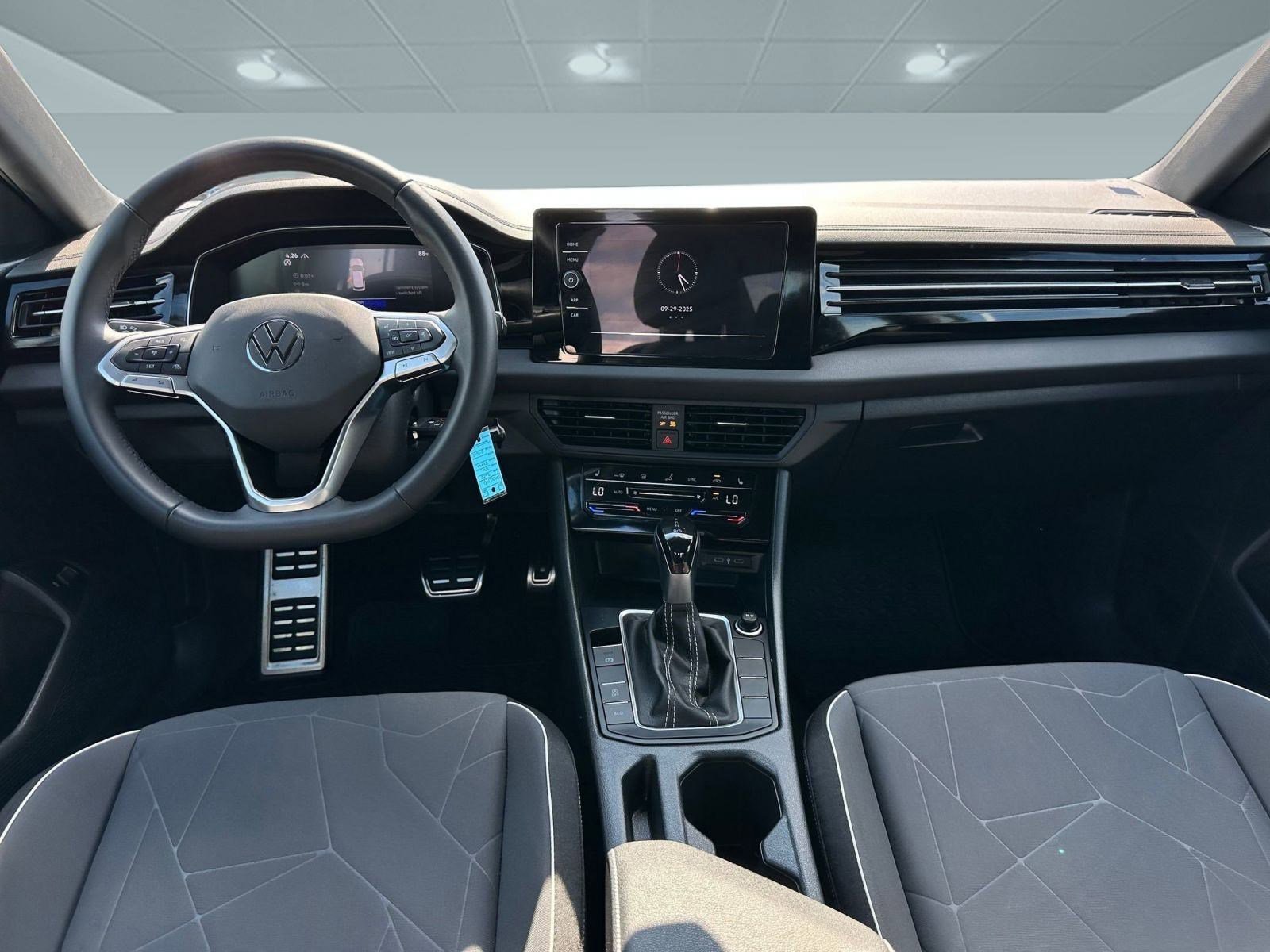 2025 Volkswagen Jetta Sport photo 4