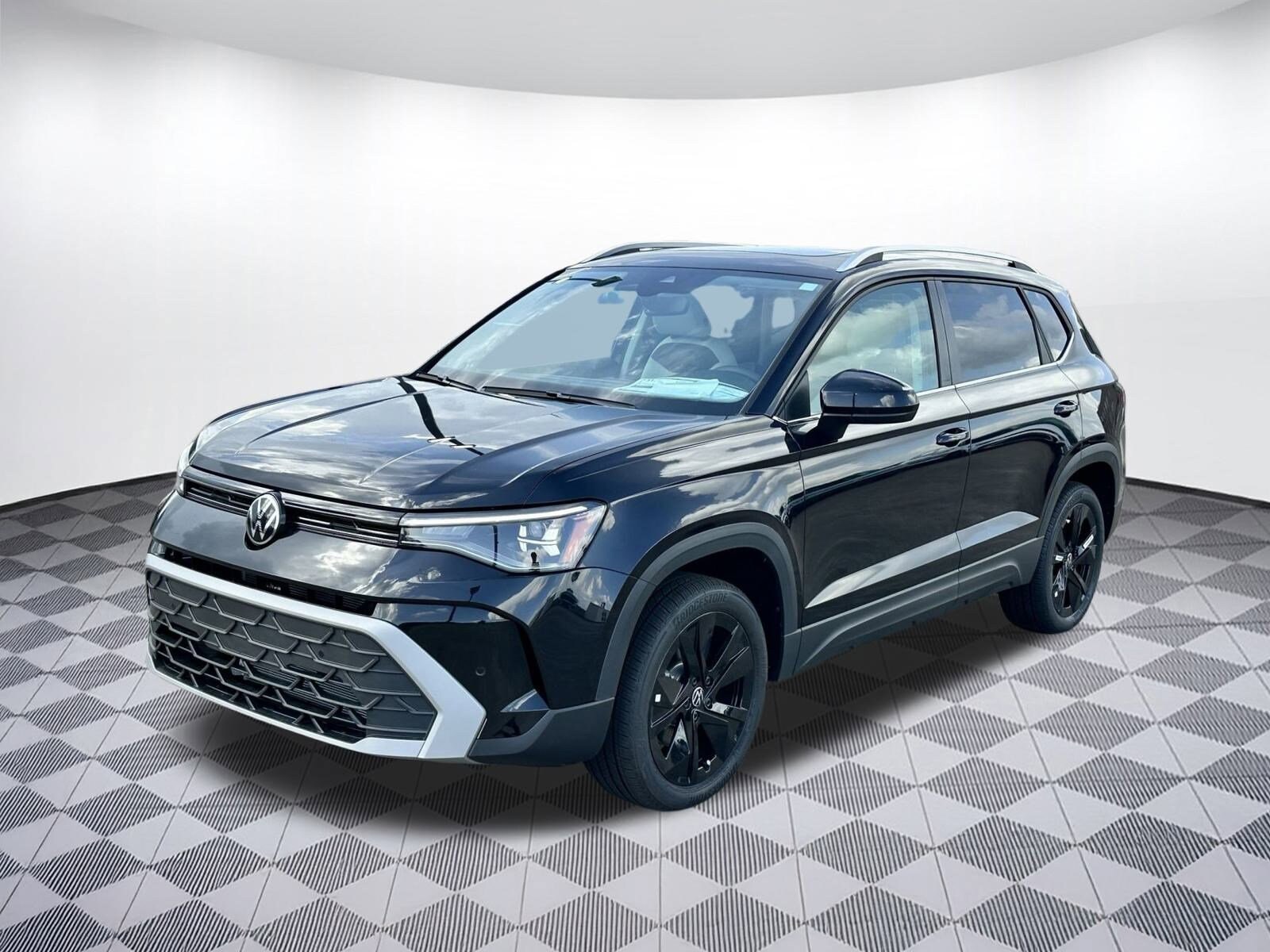 2025 Volkswagen Taos SE photo 2