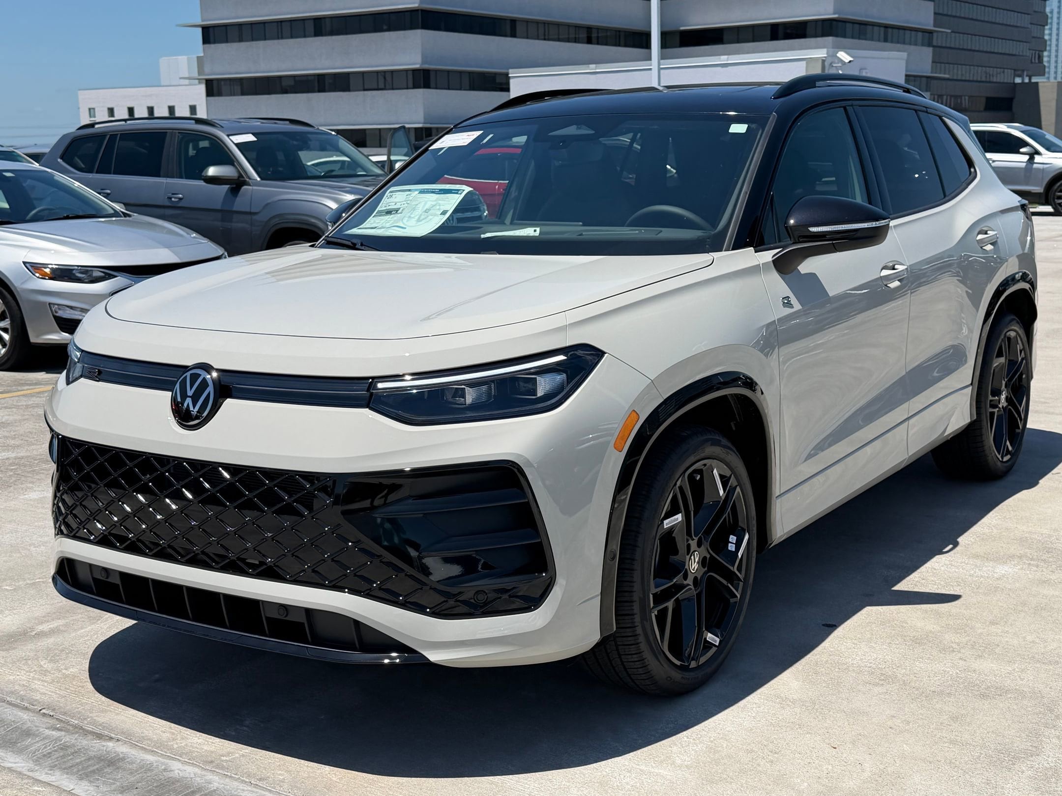2026 Volkswagen Tiguan 2.0T SE R-Line Black's photo