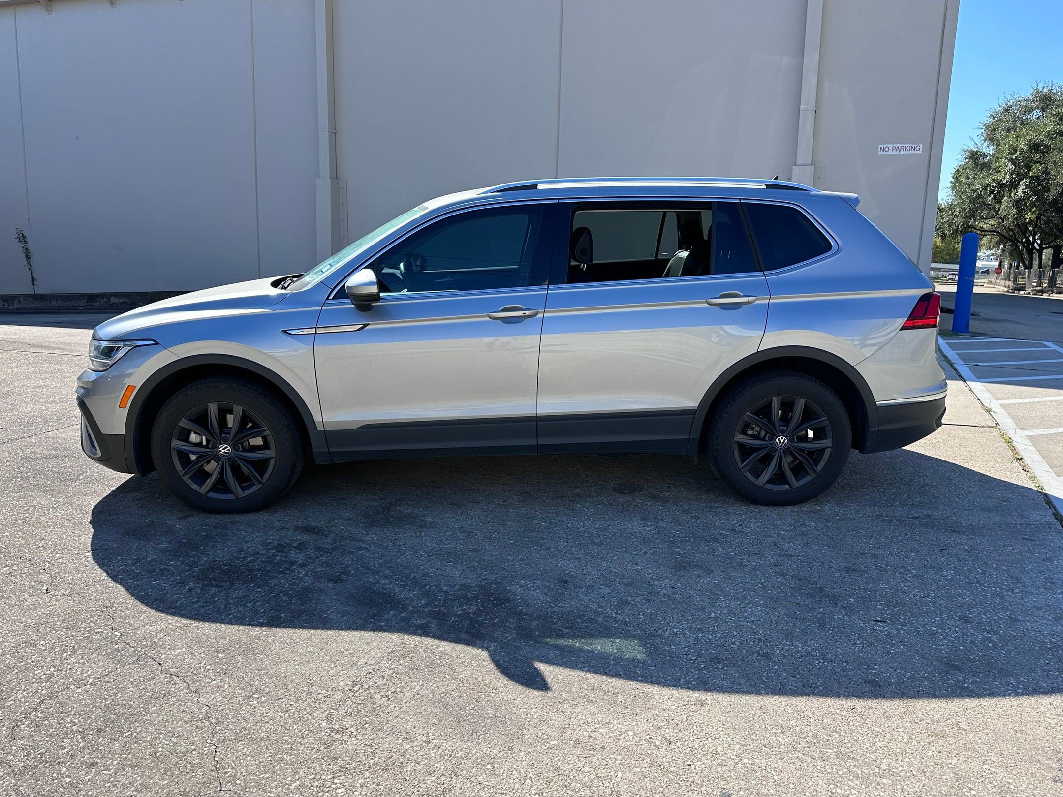 2024 Volkswagen Tiguan SE Wolfsburg Edition photo 2