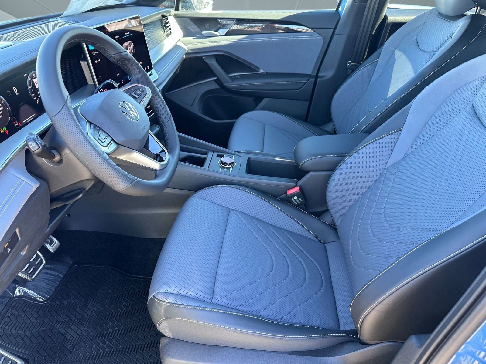2026 Volkswagen Tiguan SE R-Line Black photo 4